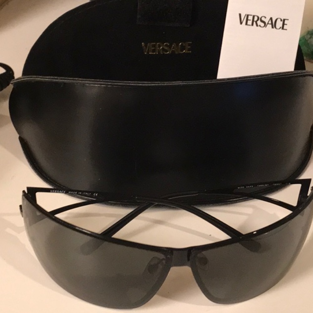 Designer Versace sunglasses - Picture 8 of 8